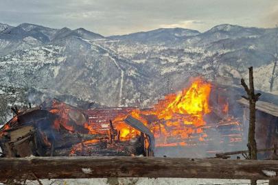 Alevlere teslim olan ahşap ev tamamen yandı