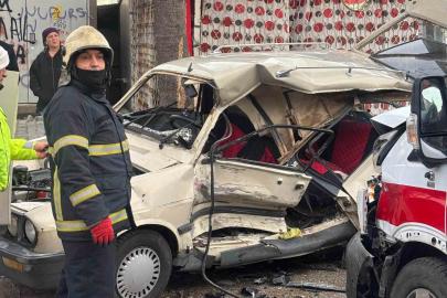 Ambulansla çarpışan otomobil hurdaya döndü: 2 yaralı