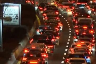 Ankara'da iş çıkış saatlerinde oluşan araç yoğunluğu trafiği kilitledi