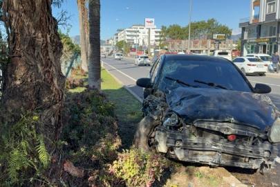Antalya’da otomobil refüjdeki ağaca çarptı: 2 yaralı