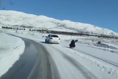 Araca bağladığı kızağı metrelerce çekti
