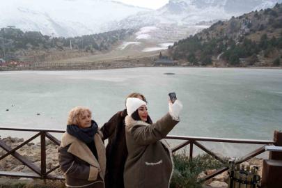 Ardıçlı Gölü buzla kaplandı