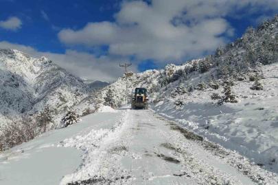 Artvin’de kar yağışı nedeniyle 34 köy yolu ulaşıma kapandı