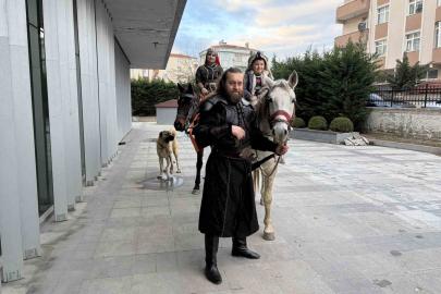 Atlarla geldiler: Film kostümüyle masal gibi nikah