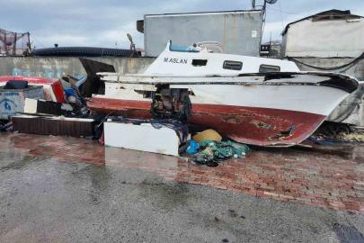 Avcılar’da lodos nedeniyle 3 tekne zarar gördü