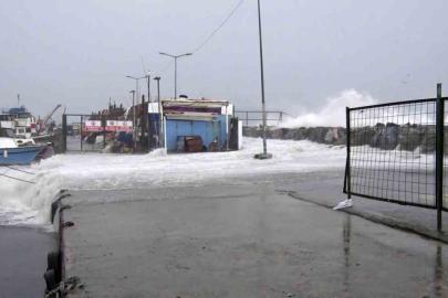 Avcılar’da metrelerce yükselen dalgalar mendireği böyle aştı
