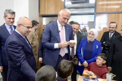 Bakan Ersoy: "Kütüphanelerimiz gençlerimizi geleceğe hazırlıyor"