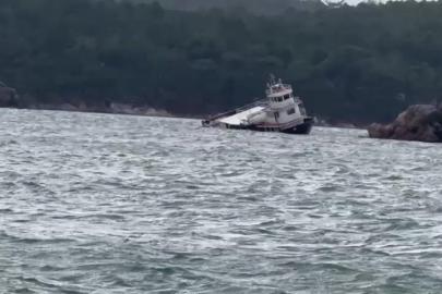 Balıkesir’de fırtına nedeniyle 25 metrelik feribot koya sürüklenerek karaya oturdu