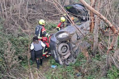 Balıkesir’de otomobil şarampole uçtu: Anne ve kızı yaralandı