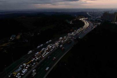 Başakşehir’de zincirleme kaza sonrası oluşan trafik yoğunluğu havadan görüntülendi