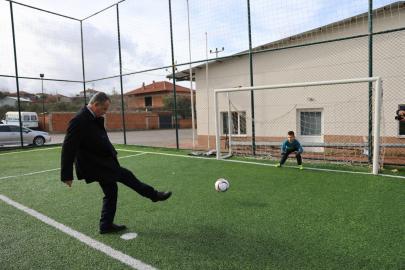 Başkan Balaban maç yapan çocukların eğlencesine ortak oldu