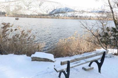 Başkentte etkili olan kar yağışı Eymir Gölü’nde kartpostallık görüntüler oluşturdu