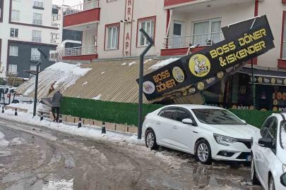 Batman’da kar nedeniyle iş yerlerin sundurması çöktü