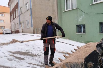 Bayburt’ta buzlu yollara tuz seriliyor