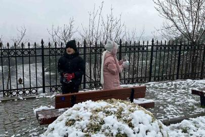 Beyaza bürünen Çamlıca’da kar topu savaşı görenleri gülümsetti