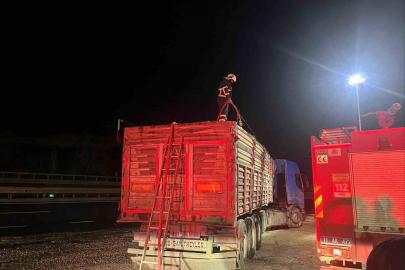 Bilecik’te seyir halinde talaş yüklü tır dorsesi alev aldı