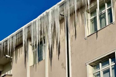 Bina çatılarındaki dev buz sarkıtları tehlike saçıyor