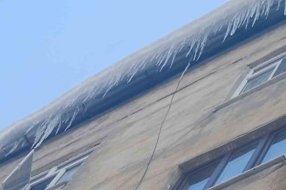 Binadan sarkan buzlar tehlike saçıyor