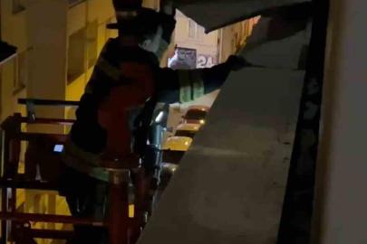 Binadan sarkan metal parça için itfaiyeden gece operasyonu