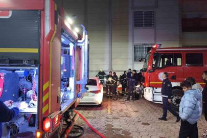 Binanın girişinde çıkan yangın korkuttu