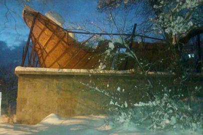 Bitlis’te karın ağırlığına dayanamayan çatı çöktü