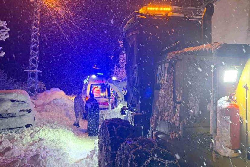 Bitlis’te rahatsızlanan vatandaş zorlu şartlarda hastaneye ulaştırıldı