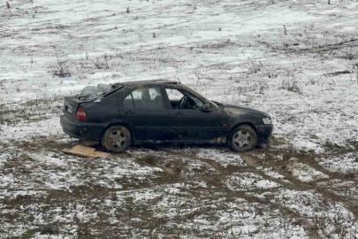 Boş araziye uçan otomobilin sürücüsü yaralandı