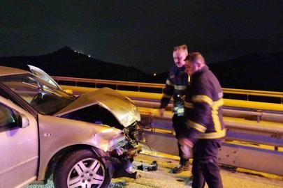 Burdur’da otomobil refüje çarptı: 1 yaralı