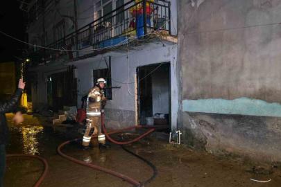 Bursa’da 2 katlı evde çıkan yangın korkuttu