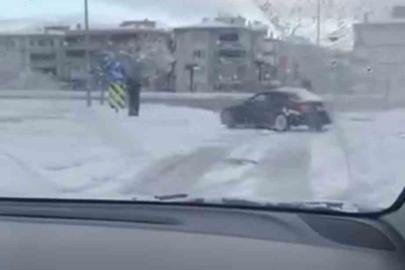 Bursa’da kar yağışını fırsat bildi, kavşakta drift attı