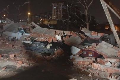 Bursa’da lodos duvarı devirdi, altında kalan 10 araç hasar gördü