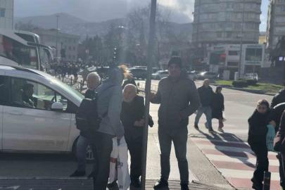 Bursa’da lodos zor anlar yaşattı: trafik lambasına tutundular