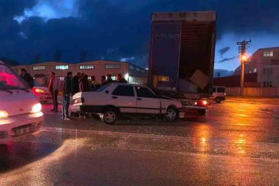 Bursa’da otomobil tıra çarptı: 1 yaralı