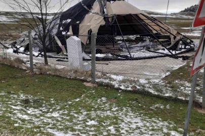 Çadır salon şiddetli rüzgara dayanamayarak parçalandı