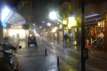 Çanakkale’de sağanak sonrası cadde ve sokaklar göle döndü