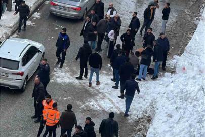 Çatıdan düşen kar kütlesi genç kızın hayatına mal oldu