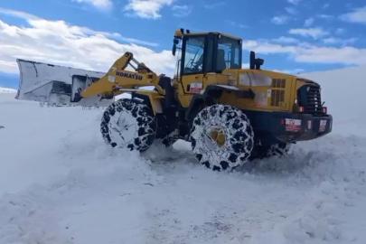 Cenaze aracı yolda kaldı, iş makineleri kapanan yolu açtı