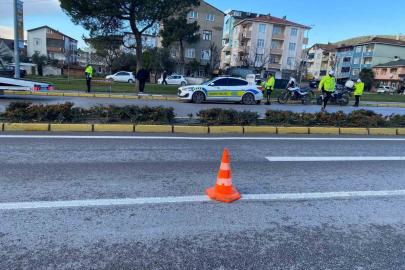 Çevirmeden kaçan motosikletli trafik polisine çarptı