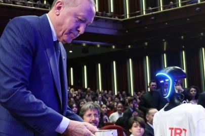 Cumhurbaşkanı Erdoğan'a kanal açılışı kumandasını robot getirdi