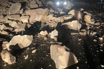 Dağdan kopan kayalar yolu trafiğe kapattı