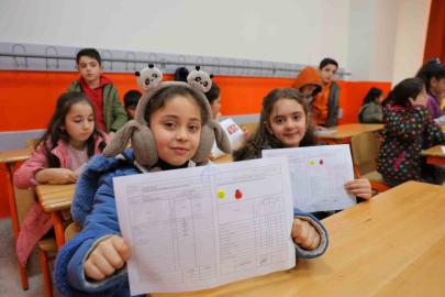 Deprem bölgesindeki Haydar Aliyev İlkokulu’nda karne heyecanı