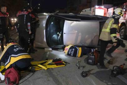 Devrilen otomobilin altında kalan sürücü itfaiye ekiplerince çıkarıldı