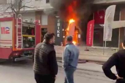 Dükkan önünde başlayan yangın akülerin patlamasıyla büyüdü