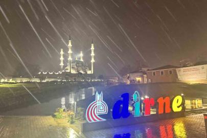 Edirne’de kar yağışı etkili oluyor