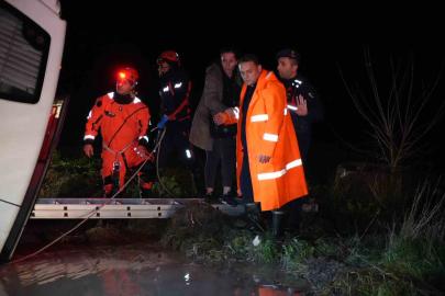 Edirne’de minibüs sulama kanalına düştü: Mahsur kalanlar kurtarıldı