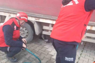 Edremit’te kamyonun altında kalan vatandaşı itfaiye kurtardı