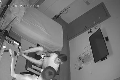 Elazığ’da deprem anı kamerada: Biri panik yaptı, diğeri oyuna devam etti