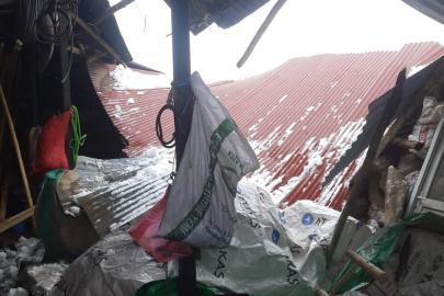 Elazığ’da kar ve fırtına köyün tek marketini kullanılamaz hale getirdi