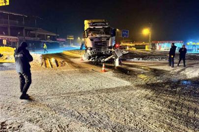 Elazığ’da tır kavşaktaki refüje çıktı:  1 yaralı