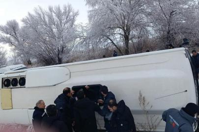 Elbistan-Çoğulhan karayolunda işçi servisi devrildi